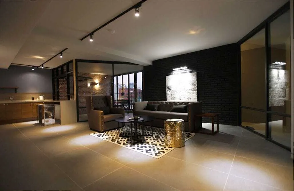 Hound Hotel Nampo Busan 2*,