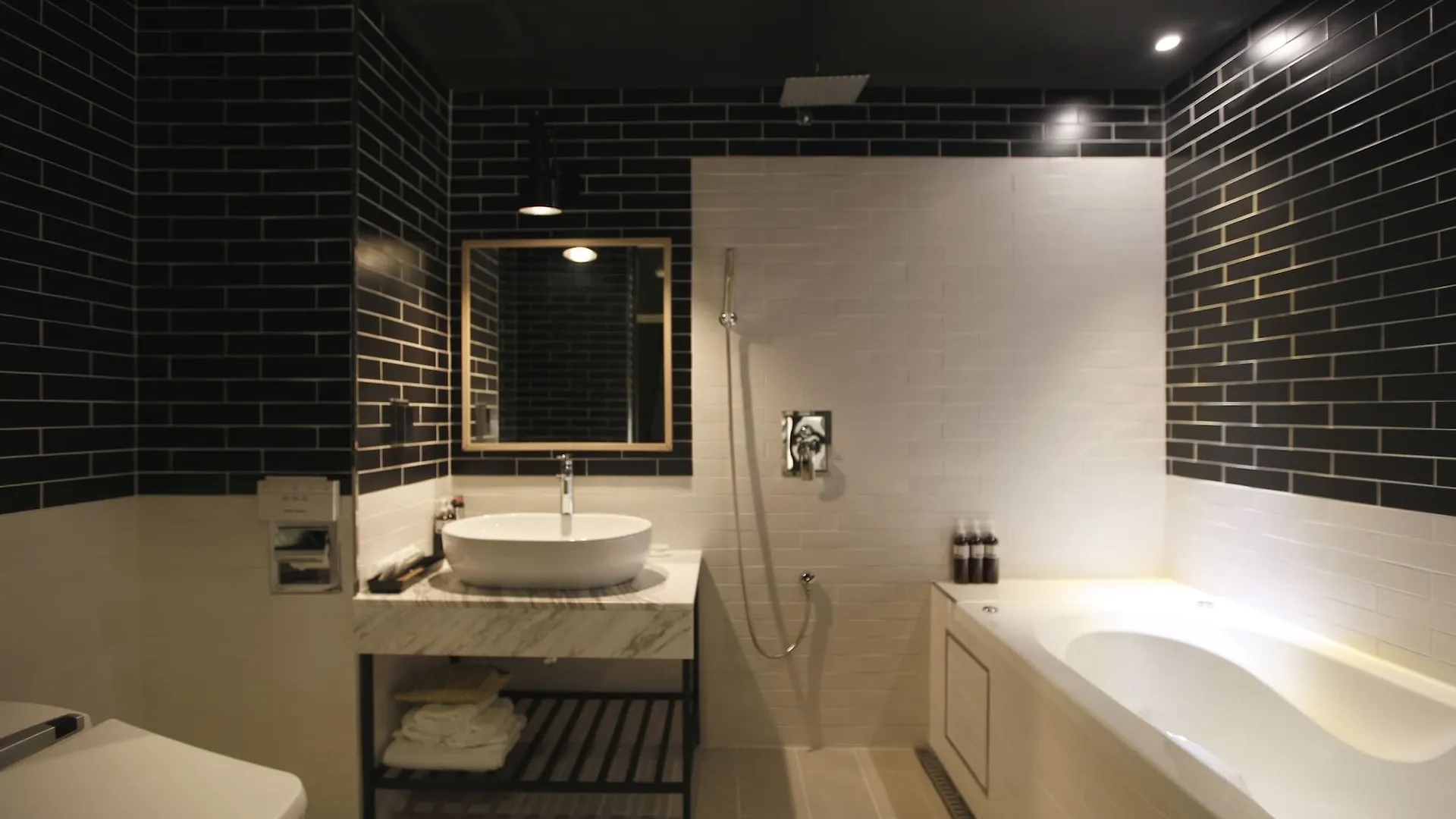 Hound Hotel Nampo Busan