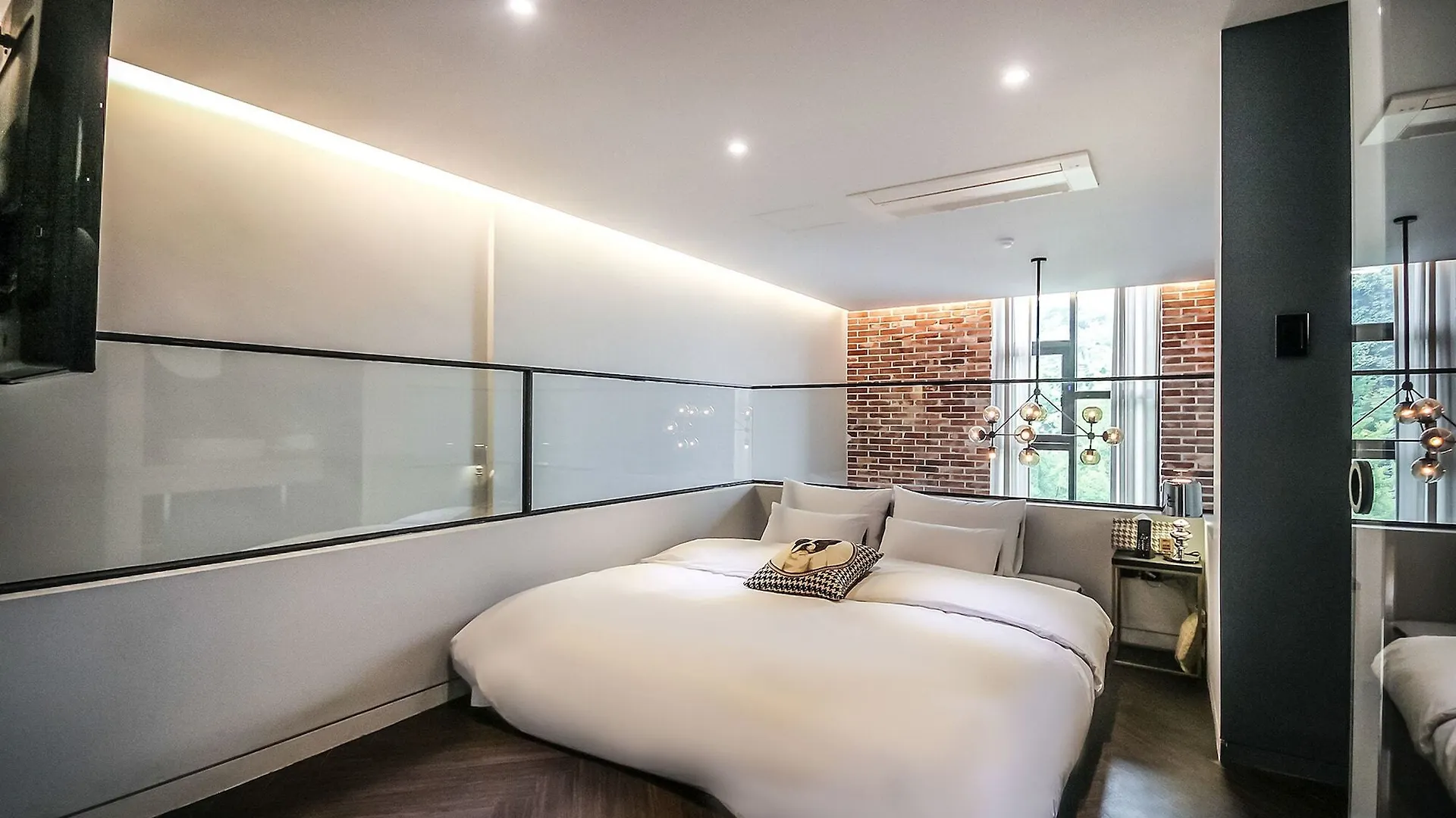 Hound Hotel Nampo Busan 2*,